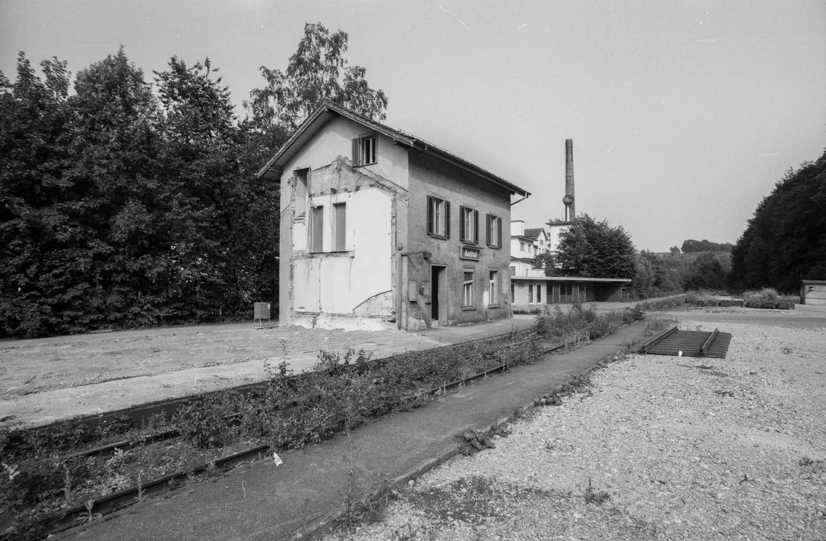 alter Bahnhof Aathal am alten Standort vor der Verschiebung, Gemeinde Seegräben; im Bild Bahnhof ohne Gleis 1992
